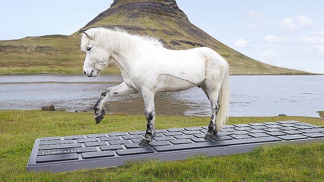 休暇中に来たメールにお馬さんが返信してくれるアイスランドのサービス「OutHorse」