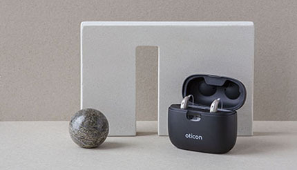 エントリークラスでも“全方位が聞こえる”、オーティコン補聴器の「Oticon Zircon」が革新的な理由