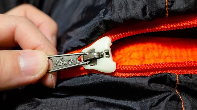 ファスナーのYKK × 寝袋のNANGAが共同開発した「ファスナー噛み込み軽減パーツ」がいい（しかも2個入りワンコイン）