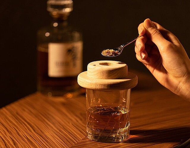 グラスでお酒やおつまみの簡易燻製が楽しめる「グラストップスモーカー」