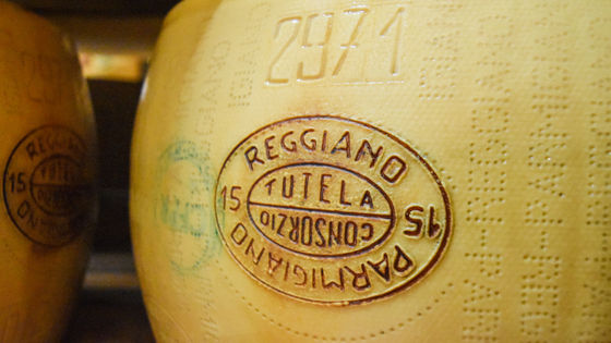 ブランドのチーズ「パルミジャーノ・レッジャーノ」はチーズ詐欺と戦うため小さなトラッカーを付けている