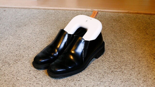 靴のニオイ対策に。革靴や長靴にも使えるシューズ除菌&乾燥器を使ってみた