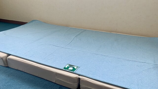 ベッドパッドの下に吸湿シートを敷いたら、梅雨がちょっと楽しみになった