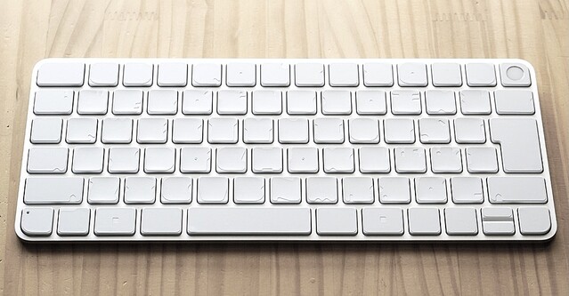 AppleのMagic Keyboardを「ほぼ」無刻印化できるステッカー