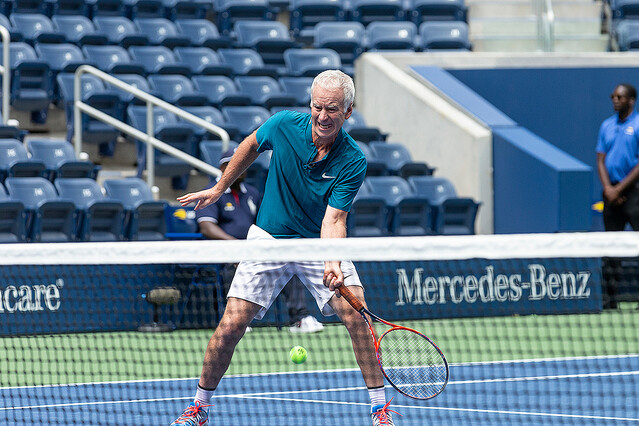 63歳のジョン・マッケンローが若いころの自分のAIとテニス対決！ ホログラム映像とUnreal Engineにより実現