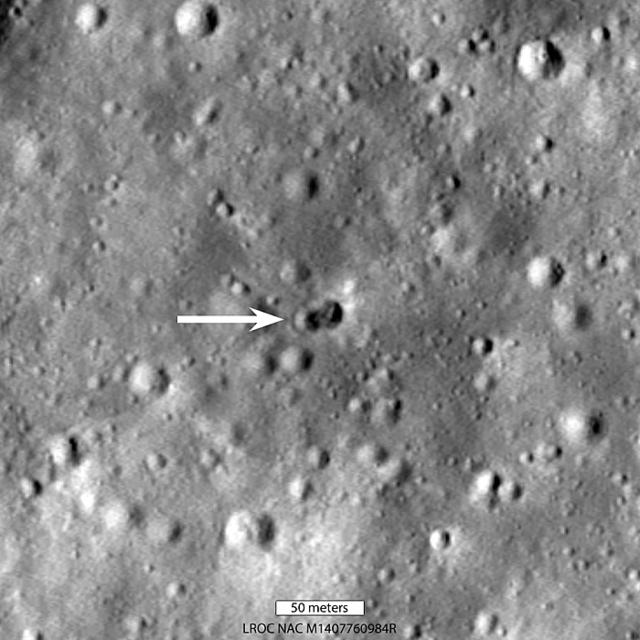 NASAの探査機、月面のロケット衝突跡を発見 2つのクレーターが連なる