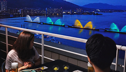 琵琶湖を一望できるホテルの屋上で「アウトドアBBQ」