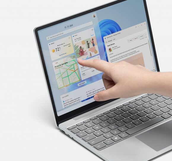 Microsoft、新型MacBook Airの対抗馬となる新ノートパソコンを発表