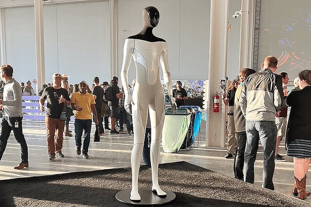 テスラが人型ロボット「Optimus」を9月30日に公開予定