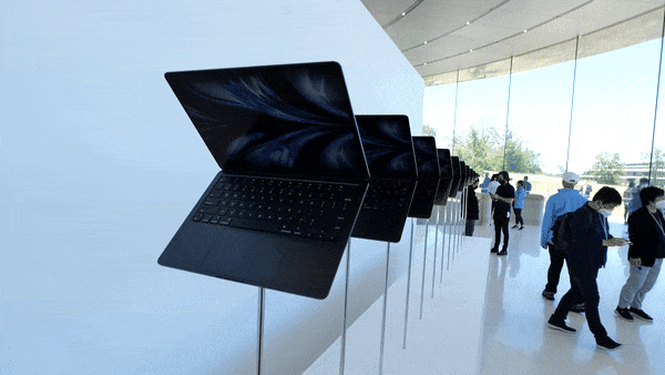 新型MacBook Airはこんな感じ。現地から実機画像をお届けします！#WWDC22