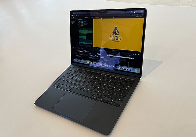 これがMacBook Airの新色「ミッドナイト」だ！現地から実機の写真と動画をお届けします #WWDC22