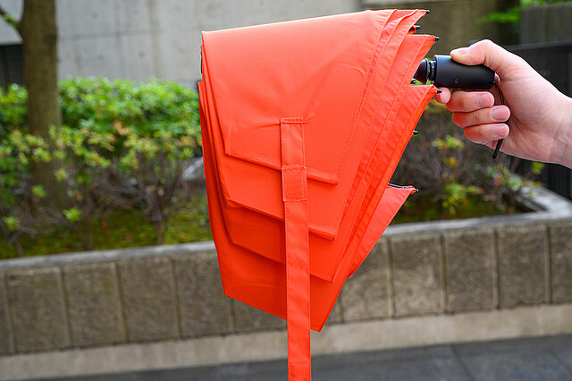 ノーストレスできれいに折りたためる傘「urawaza」がすごすぎて興奮してる
