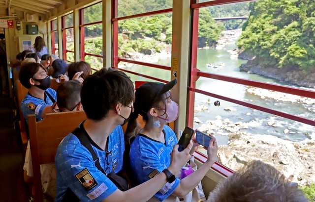 「JRのほうが安くて早いのに」京都のトロッコ列車、乗客が増えて話題に まるでサポーターの「修学旅行」