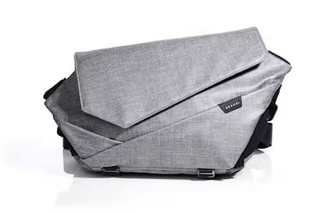 厚さを4cmから15cmまで拡張可能な撥水加工のスリングバッグ「SEKKEI S-sling」