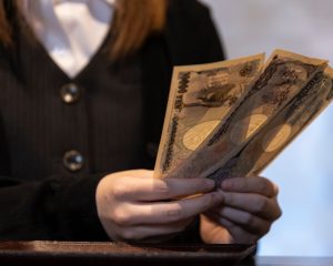 セクシービデオに出演した銀行員32歳女性。即金5万円でラブホに集合し…