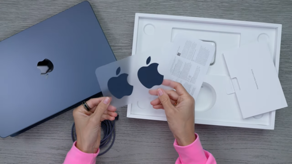 M2 Macbook Airはりんごのロゴステッカーが本体の色にマッチ