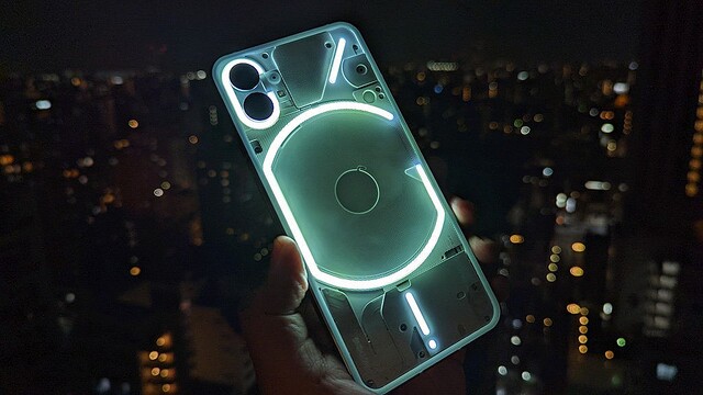透明デザインに光る“Glyph Interface”採用の個性派スマートフォン 6万9800円の価格も魅力な「Nothig Phone (1)」フォトレビュー