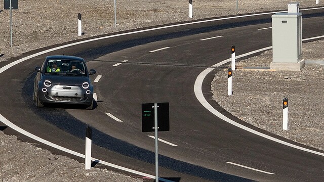 停止する必要なし！ 走行中に車をワイヤレス充電してくれる夢の道路