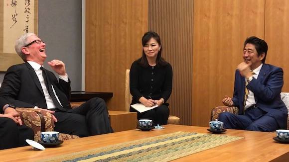 Appleティム・クックCEO、安倍晋三元首相を追悼。2016年には笑顔で会談