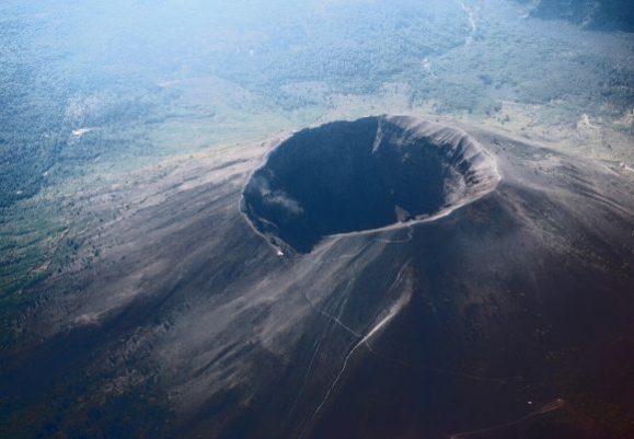 火山で自撮りした男性、スマホを火口に落として自身も転落してしまう