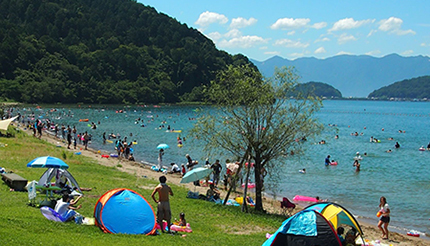 琵琶湖東部で水質「AA」の「宮ヶ浜水泳場」オープン 波打ち際まで芝生で快適