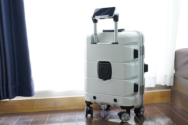 待ち時間もスマートに過ごせる機能満載なスーツケース「LiJ」