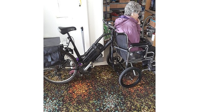 79歳のおじいちゃん、妻の車椅子とeバイクを合体させ一緒にお出かけできるように