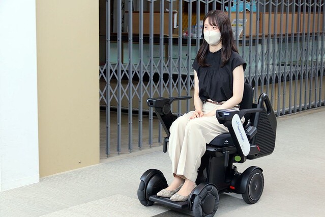 成田空港で車椅子の未来を見た！ エレベーターを使った自動移動も実現