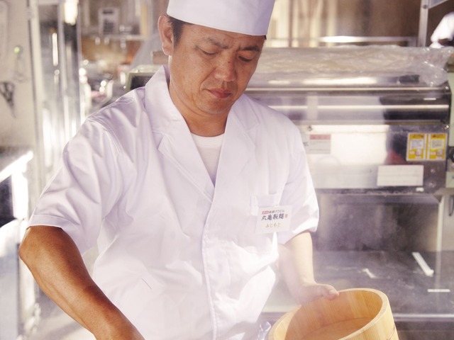 亀製麺唯一の存在“麺匠”と、麺づくりを極めた“麺職人”が打つ！22年間の感謝を込めた一杯を実食できるイベントを開催