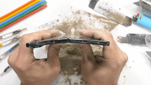 Galaxy Z Fold4の耐久性テスト動画が公開〜ヒンジの山折りは不可