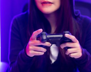 オンラインゲームで不倫相手を探す43歳女性。別室にいる夫は興味ナシ…