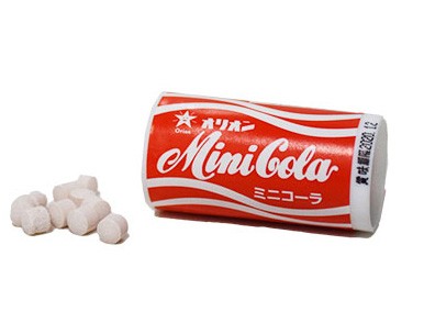 駄菓子界のレジェンド「ミニコーラ」 40年超愛されてきた缶型→新型パッケージ限定発売へ