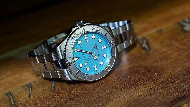 アイスブルーの文字盤が美しい国産機械式腕時計「Le Cordon Turquoise」の質感や使い勝手をレポート