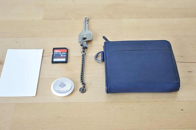 利き手に応じた設計で中身が取り出しやすい超撥水レザーのミニ財布「THE GENIUS WALLET」の魅力をチェック