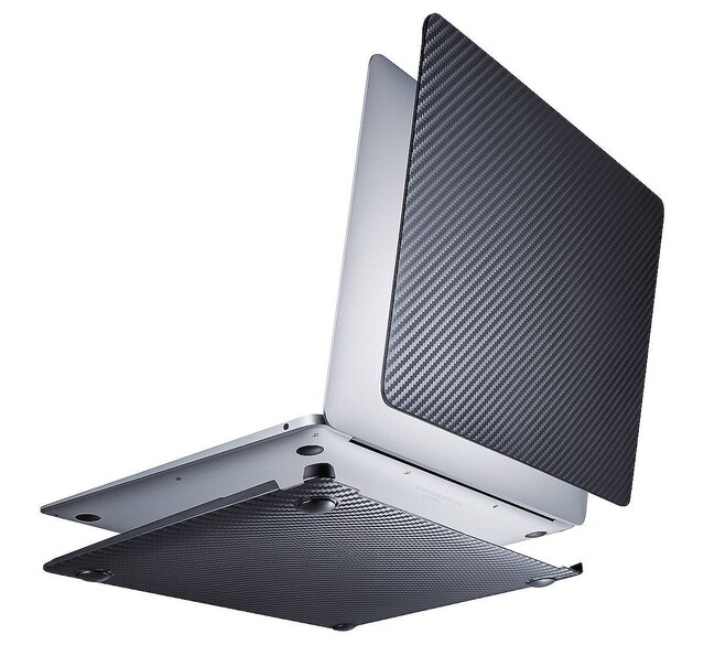 MacBook Air（M1、2020）のスリムさを損なわず使えるカーボン柄シェルカバー