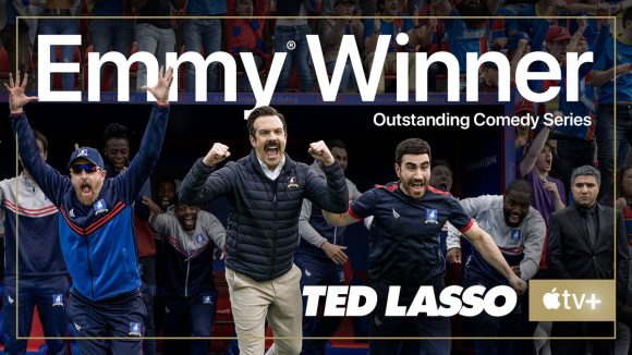 【Apple TV+】「テッド・ラッソ」がエミー賞作品賞を2年連続で獲得