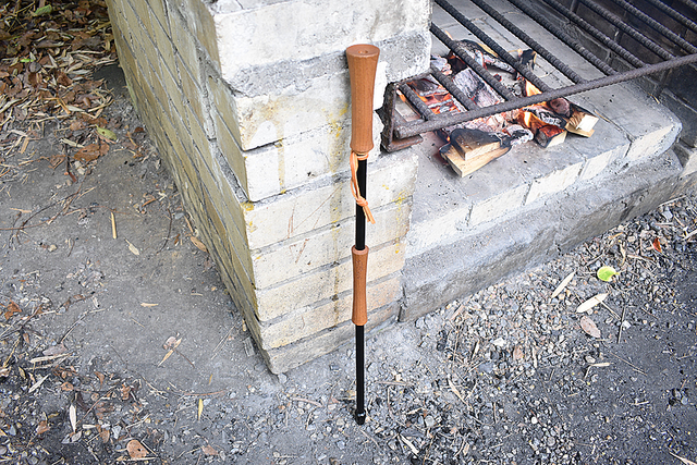 欅製のグリップがゴージャスな火吹き棒。共同購入で焚火シート付き