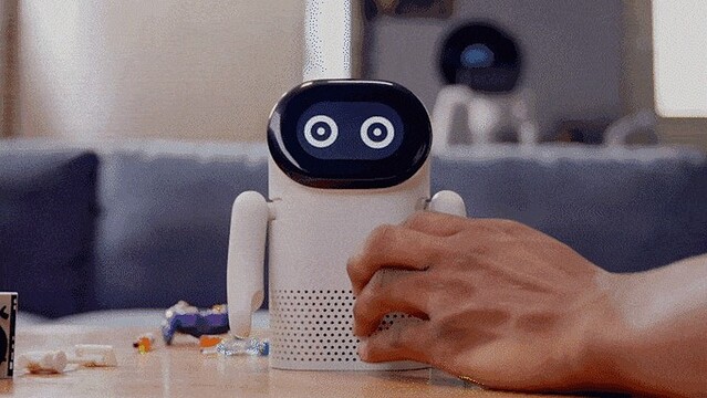 腕を振って踊るロボット無線スピーカー「roboBeats」。顔の表情も豊かで楽しい相棒