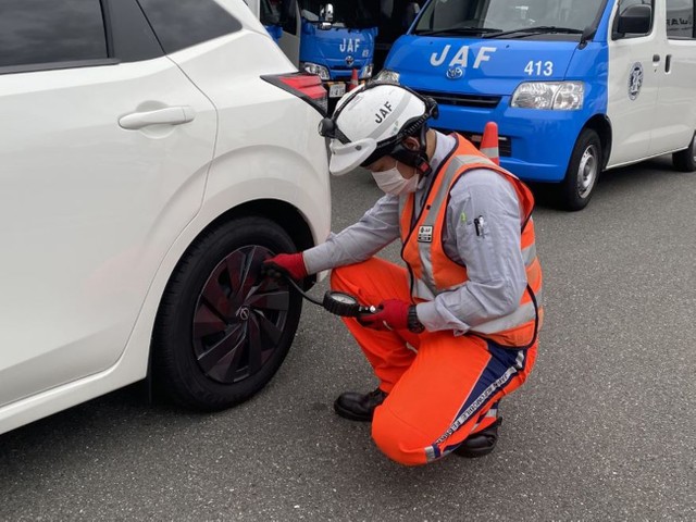 「パンク」「バースト」…車のタイヤトラブルが10年間で10万件増、その背景は？ JAF「遠出の前には点検を」