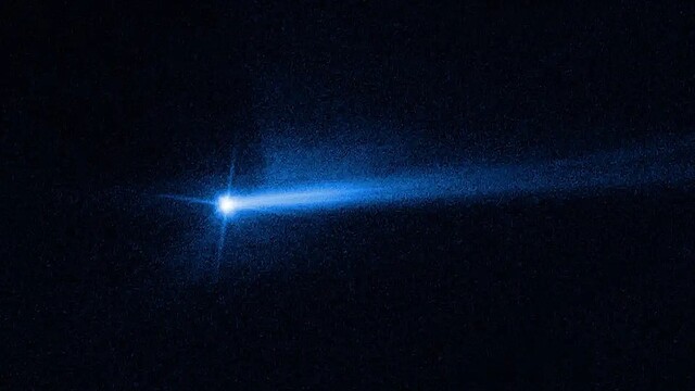 宇宙探査機DARTと衝突した小惑星から伸びる2本目の尾をハッブル望遠鏡が観測