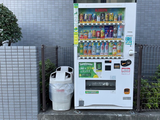 「街のゴミ箱ではありません！」自販機横のリサイクルボックス、3割が異物→ゴミが入れにくい構造に統一します