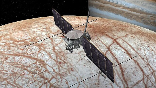 NASAの木星探査機ジュノーが捉えた、過去最高の解像度の「エウロパ表面」