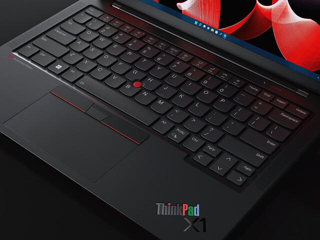 ThinkPad X1 Carbon Gen 10に30周年記念モデルが登場 – ロゴがRGBカラー