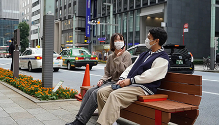 東京都中央区の「中央通り」でちょっと休憩、歩道にベンチを設置する検証実験