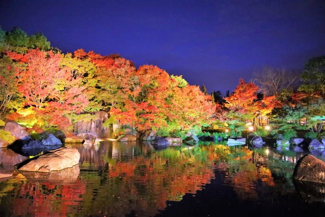 絶景紅葉ランキング 3位愛知・香嵐渓、2位山形・蔵王ロープウェイ、1位は「城を借景にした紅葉の日本庭園」