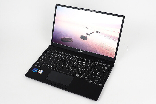 富士通の超軽量ノートPC「LIFEBOOK UH-X/G2」レビュー – 600g台なのにしっかり打てるキーボードが素敵すぎる