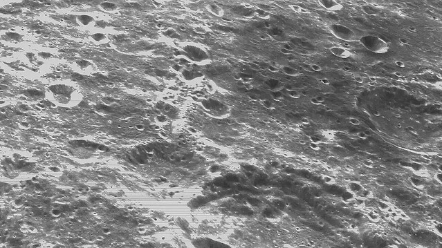 NASAの無人宇宙船オリオンから届いた、クレーターだらけの月面写真