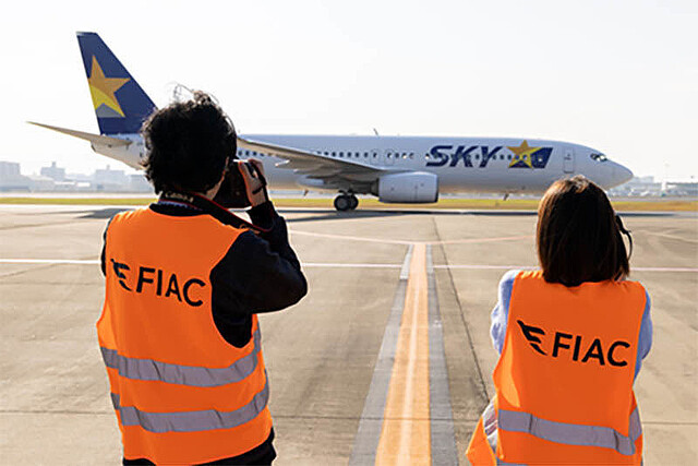 福岡空港の駐機場から航空機を撮影できるフォトツアー EOSの貸し出しも実施