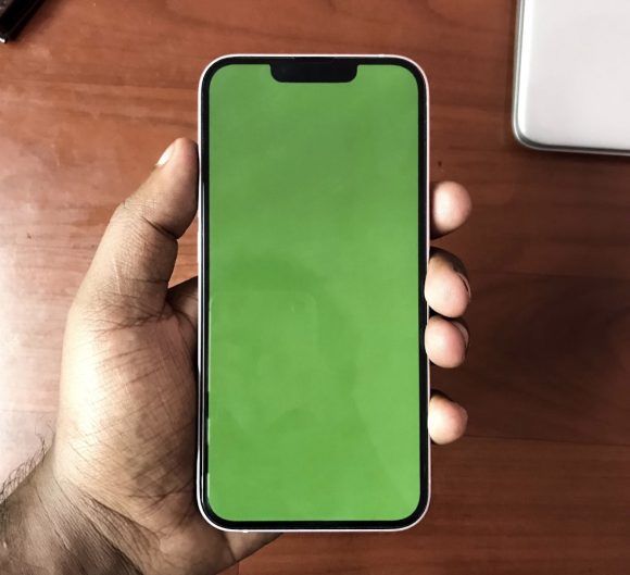 iPhone13、iOS16.1へのアップデートで画面が緑色になる事例が報告される