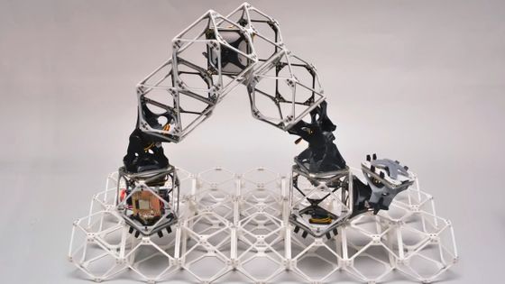 パーツを組み立てて自身と同じロボットを作る「自己複製ロボット」の開発をMITの研究者が進めている